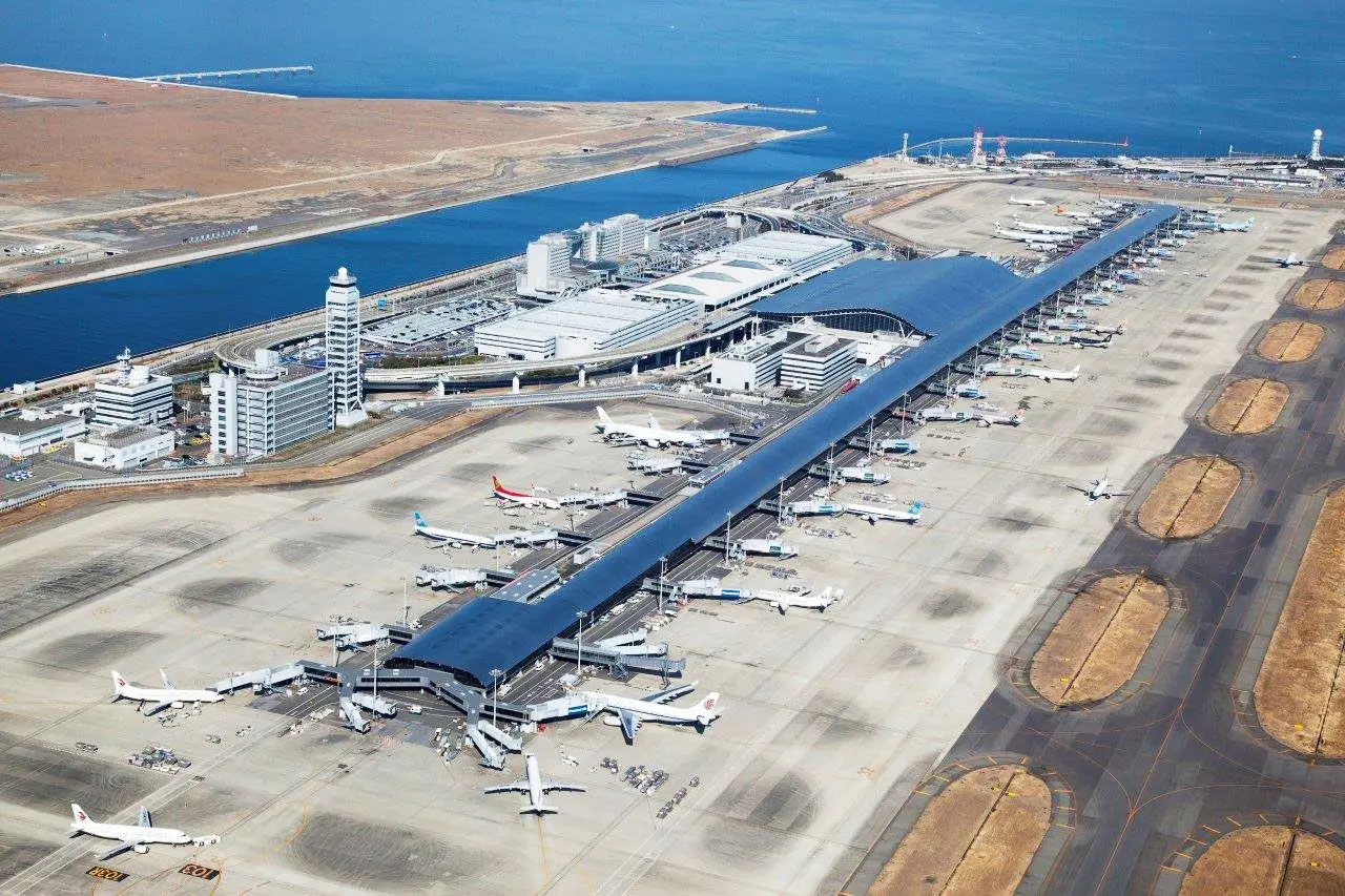 Το αεροδρόμιο που δημιουργήθηκε πάνω σε τεχνητό νησί και δίνει μάχη για να μην βυθιστεί