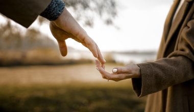 Τα 10 «κίτρινα σημάδια» που αξίζει να προσέξεις σε μια νέα γνωριμία