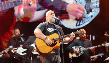 «Ο Νίκος Καρβέλας είναι ο αδικημένος»: Η αιχμηρή δήλωση του Μπάμπη Στόκα για την Άννα Βίσση