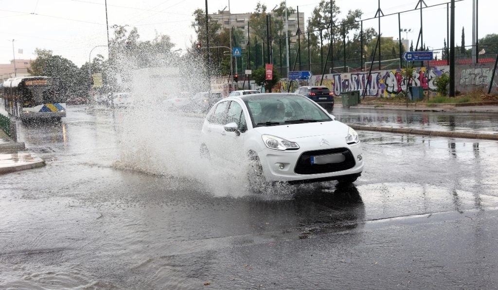 Το λάθος των οδηγών στη βροχή που κοστίζει 150 ευρώ και αφαίρεση διπλώματος για 30 ημέρες