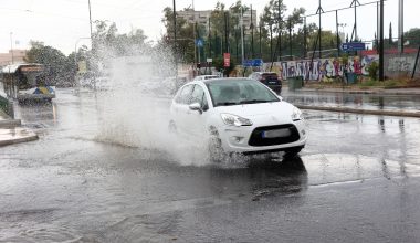 Το λάθος των οδηγών στη βροχή που κοστίζει 150 ευρώ και αφαίρεση διπλώματος για 30 ημέρες