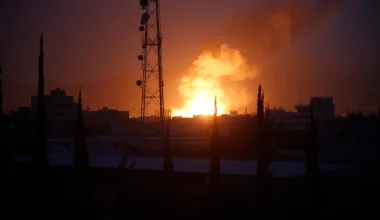 Συρία: Ισχυρή έκρηξη σε αποθήκη όπλων κοντά στη Σαρακίμπ (βίντεο)