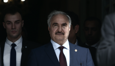 Στην Αίγυπτο ο Χαλίφα Χαφτάρ εν μέσω των διαφωνιών τους για το τουρκολιβυκό μνημόνιο