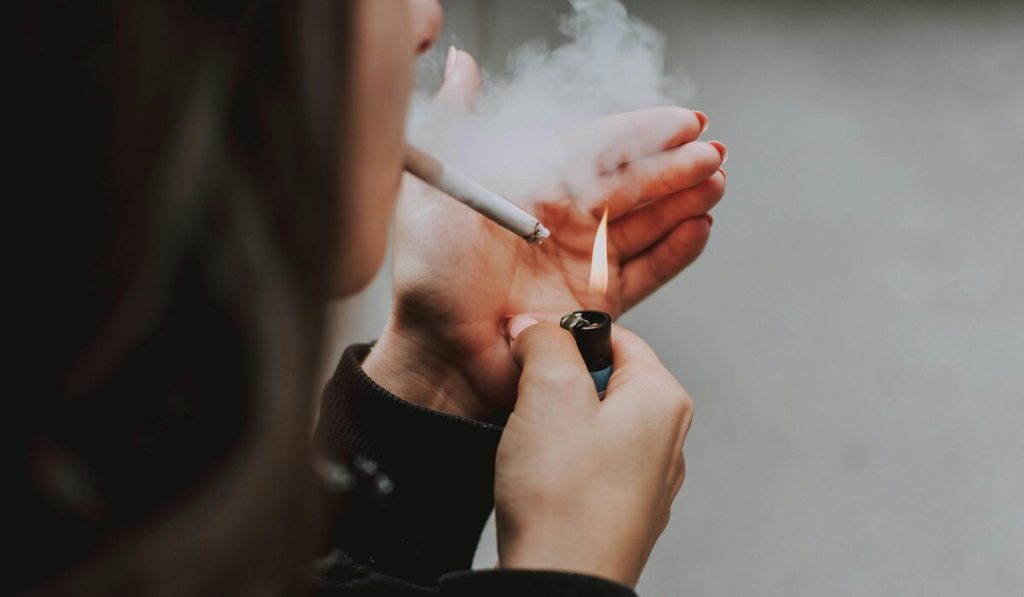 Η πρώτη ευρωπαϊκή χώρα που ήρε τις απαγορεύσεις για το κάπνισμα σε εξωτερικούς χώρους μετά τον σάλο