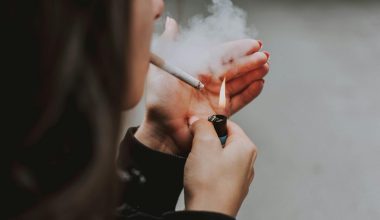 Η πρώτη ευρωπαϊκή χώρα που ήρε τις απαγορεύσεις για το κάπνισμα σε εξωτερικούς χώρους μετά τον σάλο