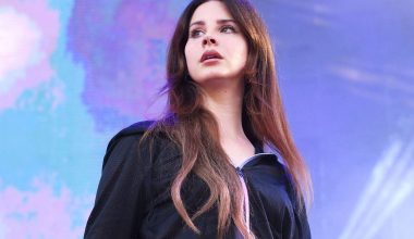Βίντεο: Η Λάνα Ντελ Ρέι έδωσε 100 δολάρια σε γυναίκα στο φανάρι – «Είμαι σε κακοποιητική σχέση»