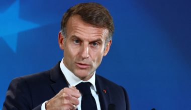 Ο Ε.Μακρόν βλέπει ξένο δάκτυλο πίσω από τους βανδαλισμούς της Γαλλίας: «Είναι φυσιολογικό αυτό;»