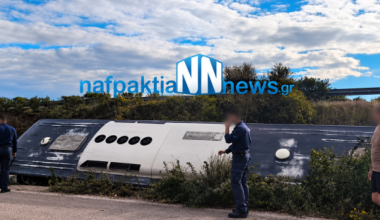 Σοβαρό τροχαίο κοντά στη Βλαχέρνα: Εξετράπη λεωφορείο με 25 επιβαίνοντες του ΠΝ, τραυματίας ο οδηγός