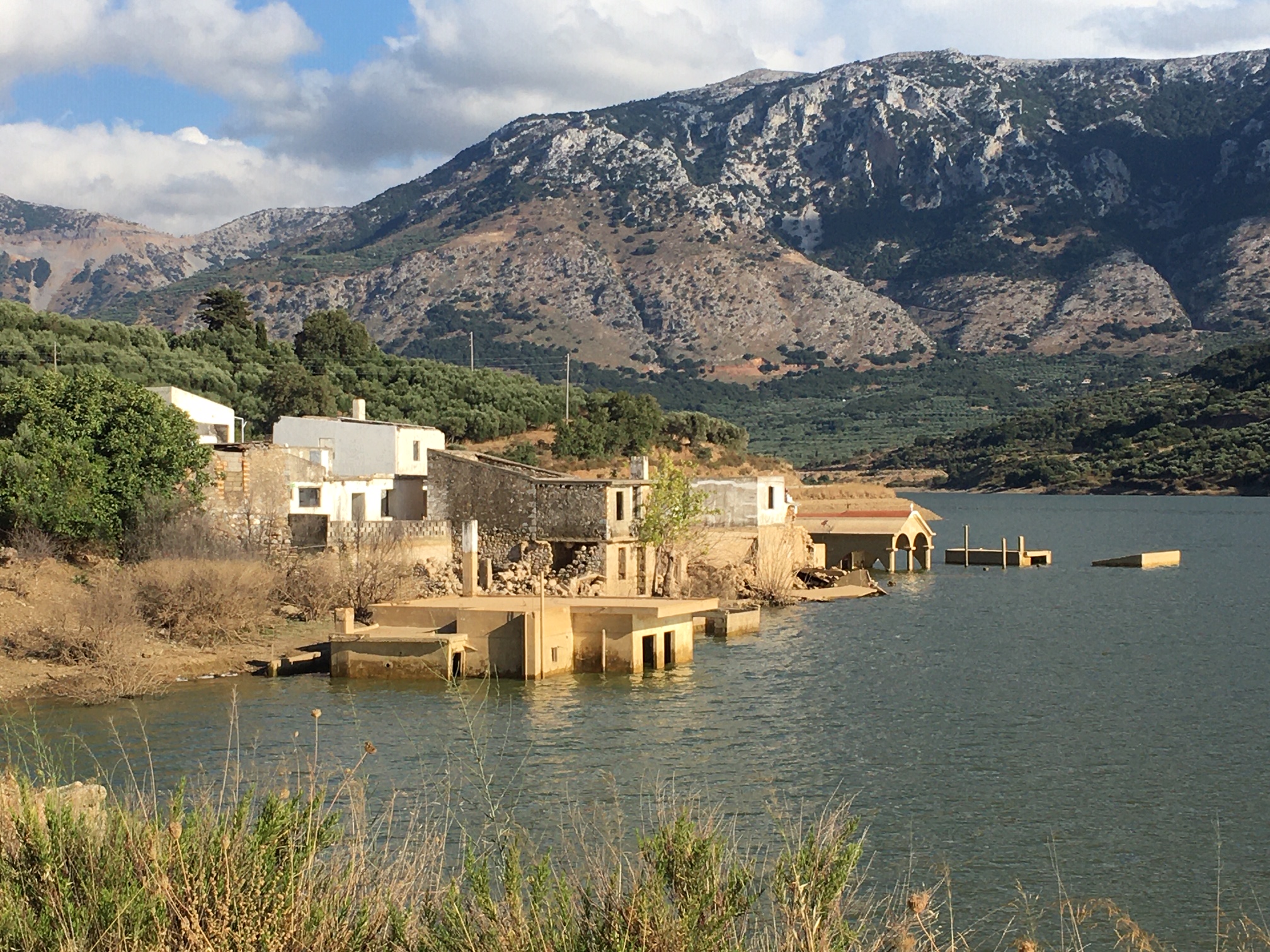 Κρήτη: Γέμισε ξανά το φράγμα Αποσελέμη – «Βυθίζεται» και πάλι το Σφεντύλι