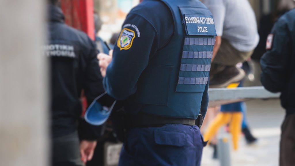Αστυνομικοί περίμεναν έξω από το νοσοκομείο Άρτας τον πατέρα ανήλικης που μέθυσε και τον συνέλαβαν