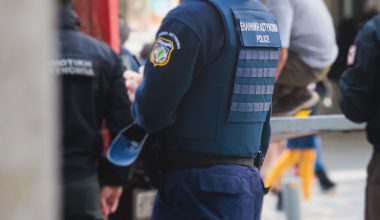 Αστυνομικοί περίμεναν έξω από το νοσοκομείο Άρτας τον πατέρα ανήλικης που μέθυσε και τον συνέλαβαν