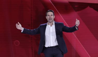 Συνέδριο Σ.Κασσελάκη: Η ατάκα για την αυτοκτονία, η Natalia Dusso & η πρόταση για πέντε νέες πόλεις