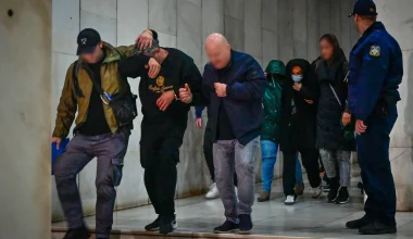 Υπόθεση «Χωριάτικο»: Στην Ευελπίδων οδηγήθηκαν οι 14 συλληφθέντες από τη Ρόδο