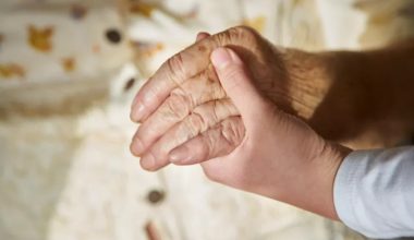 Αθωώθηκε 72χρονη που χτύπησε με σκουπόξυλο γείτονά της επειδή φοβόταν ότι θα την κολλήσει κορονοϊό