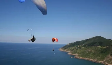 Ισπανία: Δύο νεκροί από σύγκρουση αλεξίπτωτων πλαγιάς στον αέρα