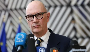 Γάλλος ΥΠΟΙΚ: «Δεν υπάρχουν χρήματα» – Διπλή πίεση από αγορές και οργή στους δρόμους