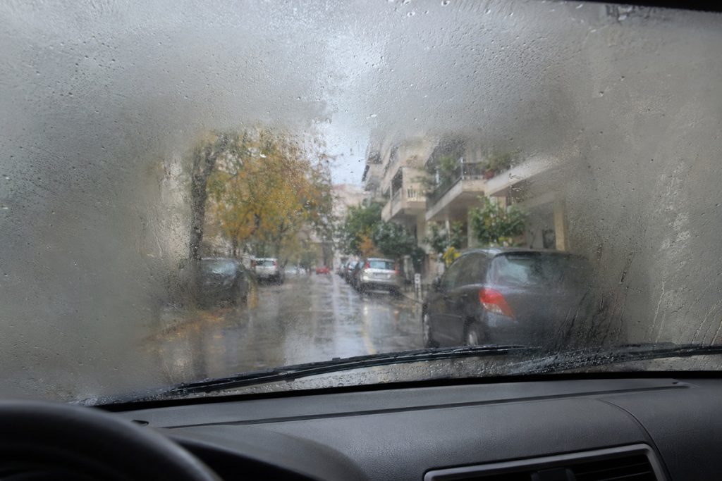 Τα λάθη που πρέπει να αποφύγεις όταν θολώνουν τα τζάμια του αυτοκινήτου στη βροχή