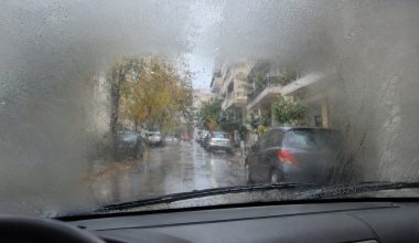 Τα λάθη που πρέπει να αποφύγεις όταν θολώνουν τα τζάμια του αυτοκινήτου στη βροχή