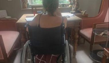 Σοβαρό ατύχημα για γνωστή ηθοποιό: Σε αναπηρικό αμαξίδιο μετά την πτώση της – Δείτε φωτογραφίες