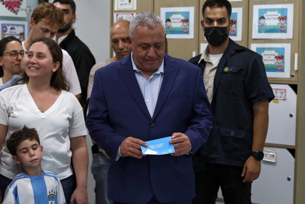 Γ.Άιζενκοτ: Ο αντίπαλος του Νετανιάχου επισκέφθηκε τον τάφο του γιου του που πέθανε στη Γάζα (φωτο)