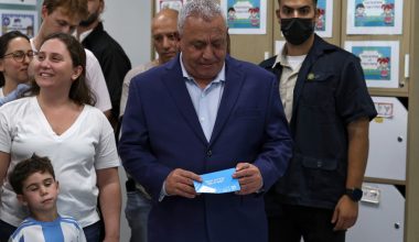Γ.Άιζενκοτ: Ο αντίπαλος του Νετανιάχου επισκέφθηκε τον τάφο του γιου του που πέθανε στη Γάζα (φωτο)