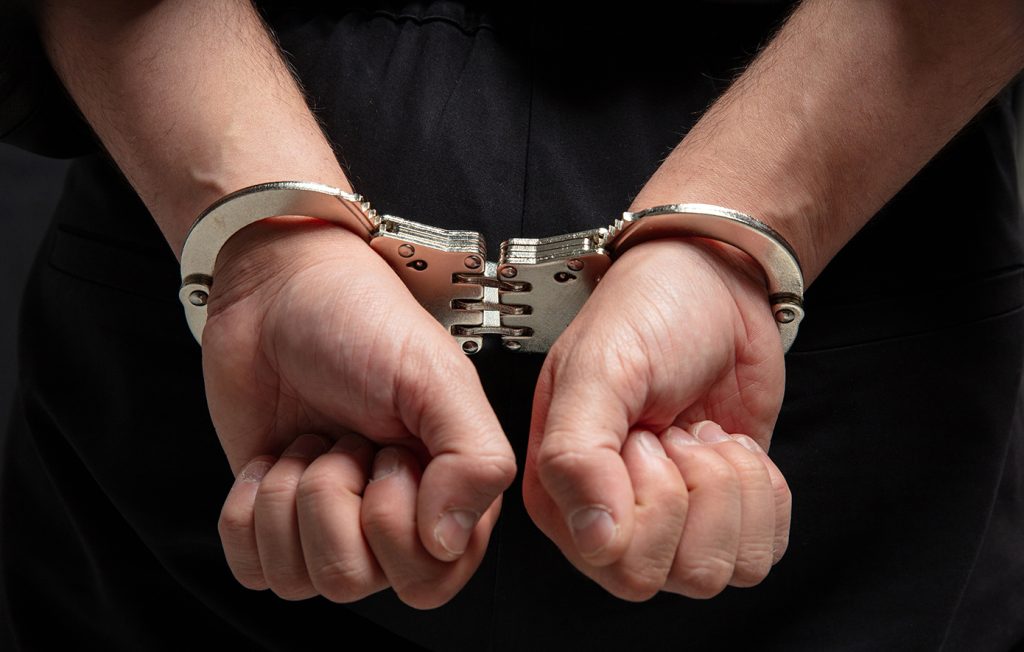 Πέλλα: Συνελήφθησαν πατέρας και γιος που έσκαβαν σε ρέμα για να βρουν αρχαία αντικείμενα