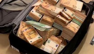 Εκατομμυριούχος καταθέτει 10.000 λίρες & την επόμενη μέρα η τράπεζα αρνείται την άμεση ανάληψη τους