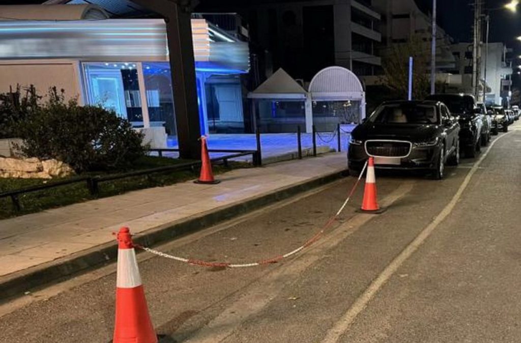 Τέλος στους παρκαδόρους που «κρατούν» θέσεις στάθμευσης έξω από καταστήματα!