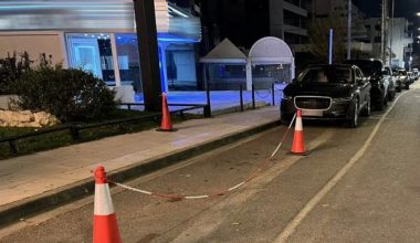 Τέλος στους παρκαδόρους που «κρατούν» θέσεις στάθμευσης έξω από καταστήματα!