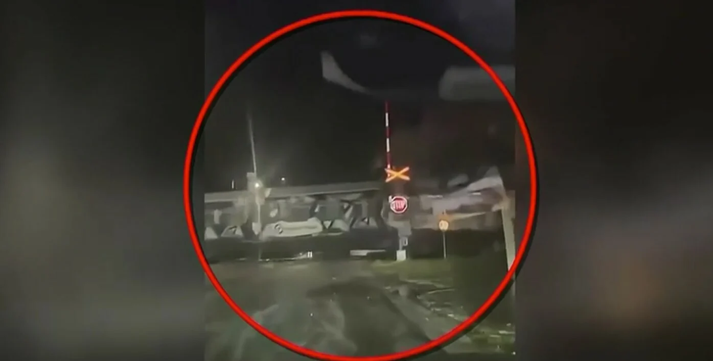 Τρένο στη Λάρισα πέρασε με ανοιχτή μπάρα σε ισόπεδη διάβαση!