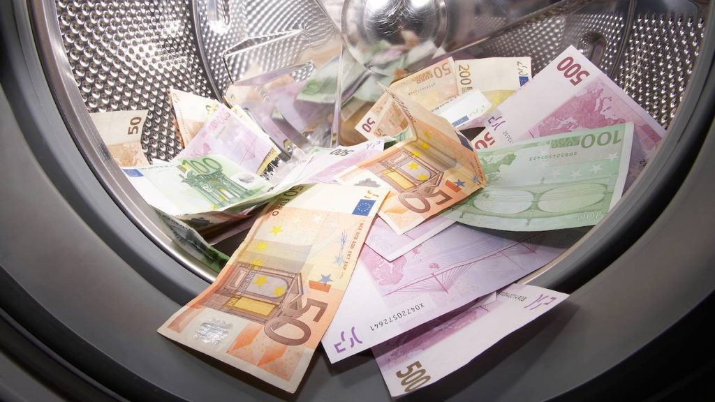 «Μαύρο χρήμα»: Τα 5 κόλπα για να «ξεπλένουν» παράνομα έσοδα – Στο μικροσκόπιο εταιρείες & τιμολόγια