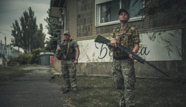 Οι ουκρανικές δυνάμεις καλύπτουν με συρματοπλέγματα ολόκληρους δρόμους στο Κραματόρσκ (βίντεο)