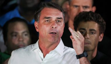 Ο Φλάβιο Μπολσονάρο ευχαρίστησε τον Τραμπ για την άδεια να μείνει στο Μαϊάμι
