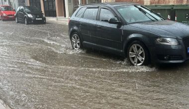 Σφοδρές βροχοπτώσεις πλήττουν την Σκιάθο: Πλημμύρισαν δρόμοι – Κατολισθήσεις προς τις Κουκουναριές