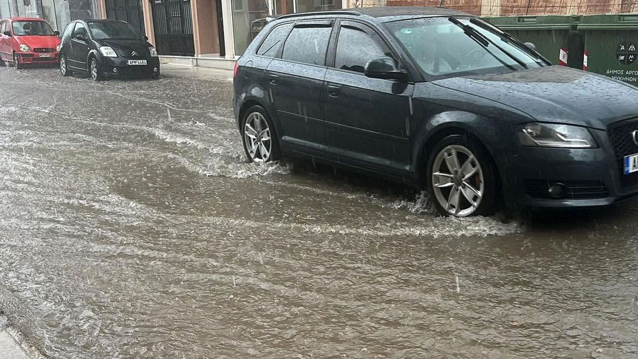 Σφοδρές βροχοπτώσεις πλήττουν την Σκιάθο: Πλημμύρισαν δρόμοι – Κατολισθήσεις προς τις Κουκουναριές