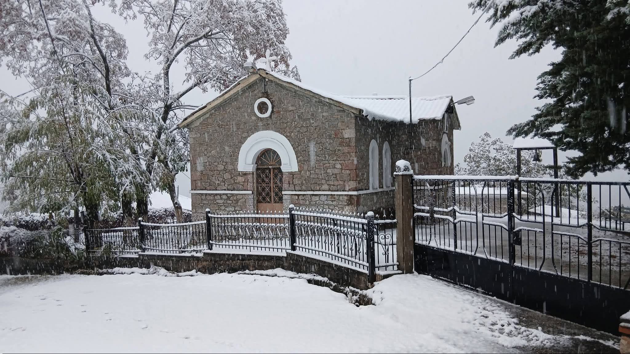 Η 28η Οκτωβρίου έφερε χιόνια στη Φθιώτιδα – Λευκό τοπίο στα ορεινά (βίντεο)