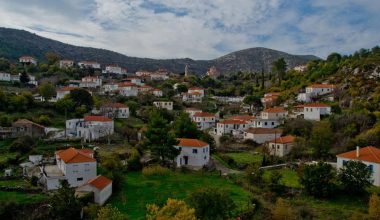 Κρεμαστή Λακωνίας: Το πετρόχτιστο χωριό του Πάρνωνα που μοιάζει να αιωρείται πάνω από τον γκρεμό
