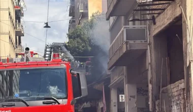 Φωτιά σε κατάστημα στην οδό Μενάνδρου στο κέντρο της Αθήνας (βίντεο)