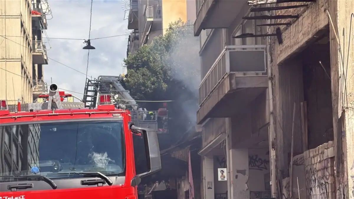Φωτιά σε κατάστημα στην οδό Μενάνδρου στο κέντρο της Αθήνας (βίντεο)