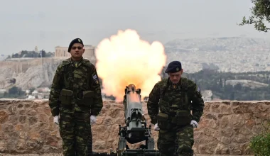 28η Οκτωβρίου: Με κανονιοβολισμούς και επετειακές εκδηλώσεις ξεκίνησε η μέρα σε Αθήνα & Θεσσαλονίκη