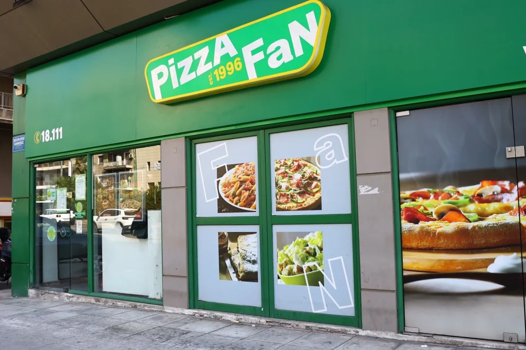 Ελεύθεροι με περιοριστικούς όρους υπάλληλος της Pizza Fan και δύο καταστηματάρχες