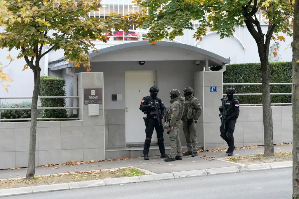 Σερβία: Aνήλικος επιτέθηκε με μαχαίρια σε αστυνομικό έξω από την πρεσβεία του Ισραήλ