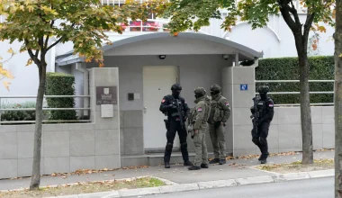 Σερβία: Aνήλικος επιτέθηκε με μαχαίρια σε αστυνομικό έξω από την πρεσβεία του Ισραήλ