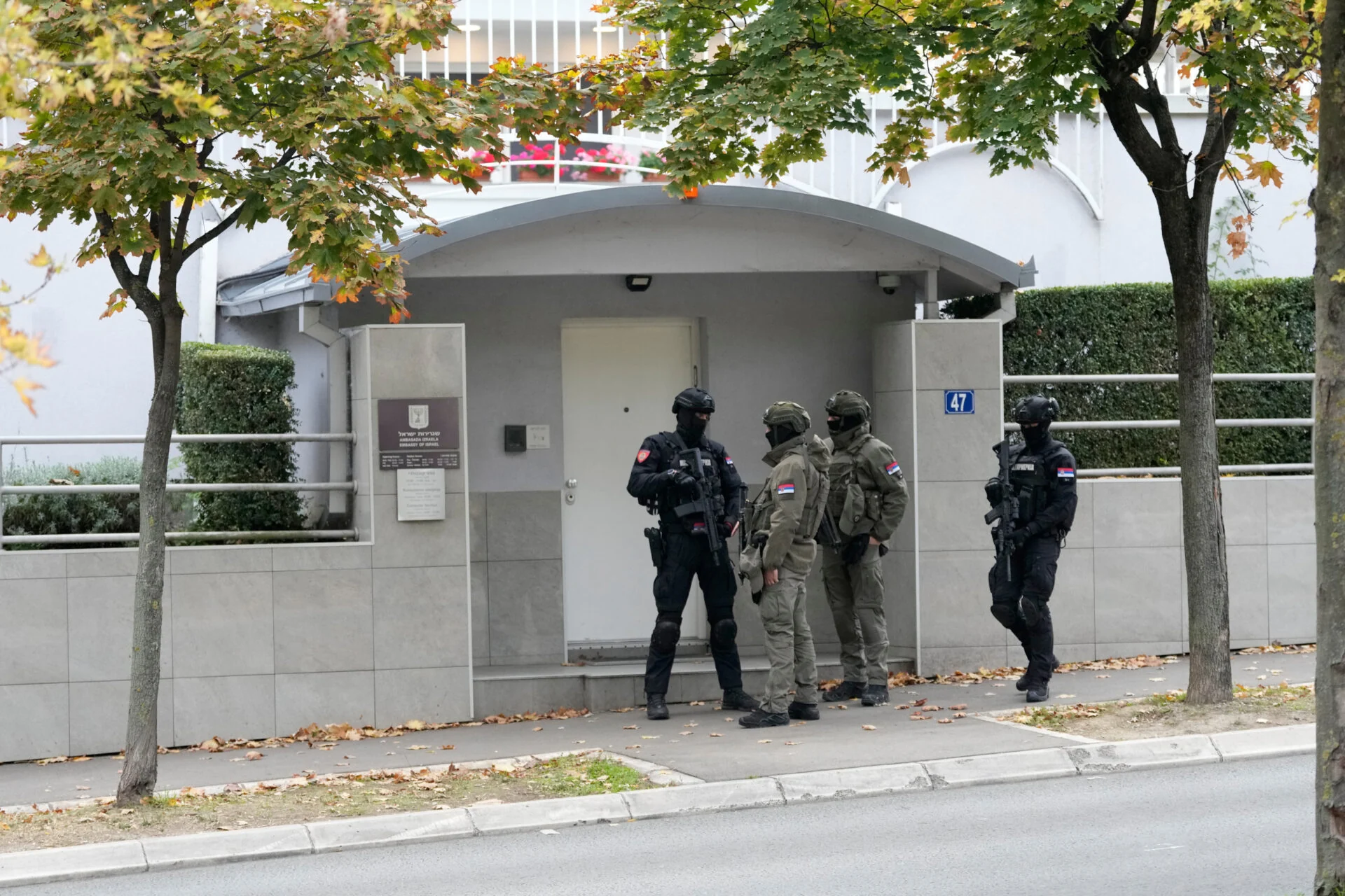 Σερβία: Aνήλικος επιτέθηκε με μαχαίρια σε αστυνομικό έξω από την πρεσβεία του Ισραήλ