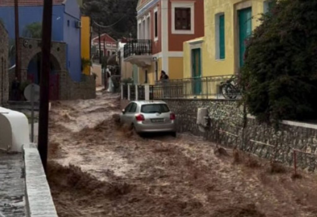 Πλημμύρισαν δρόμοι της Σύμης μετά τις καταρρακτώδεις βροχές (βίντεο)