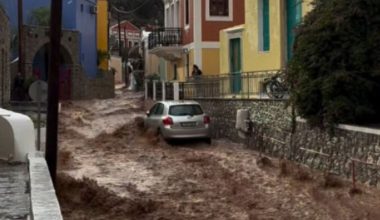 Πλημμύρισαν δρόμοι της Σύμης μετά τις καταρρακτώδεις βροχές (βίντεο)