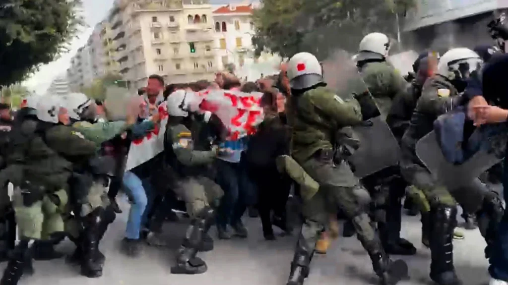 Θεσσαλονίκη: Μέλη του ΠΑΜΕ συγκρούστηκαν με δυνάμεις των ΜΑΤ