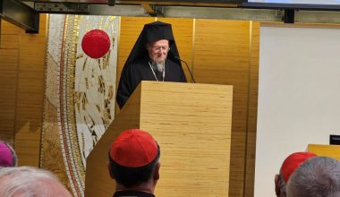 Δείτε φωτογραφίες: Ο Βαρθολομαίος προσεύχεται στον τάφο του Πάπα Φραγκίσκου