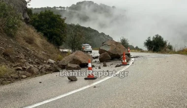 Κατολίσθηση στη δυτική Φθιώτιδα: Τεράστιοι βράχοι έκλεισαν το ένα μέρος του δρόμου (φωτογραφίες)