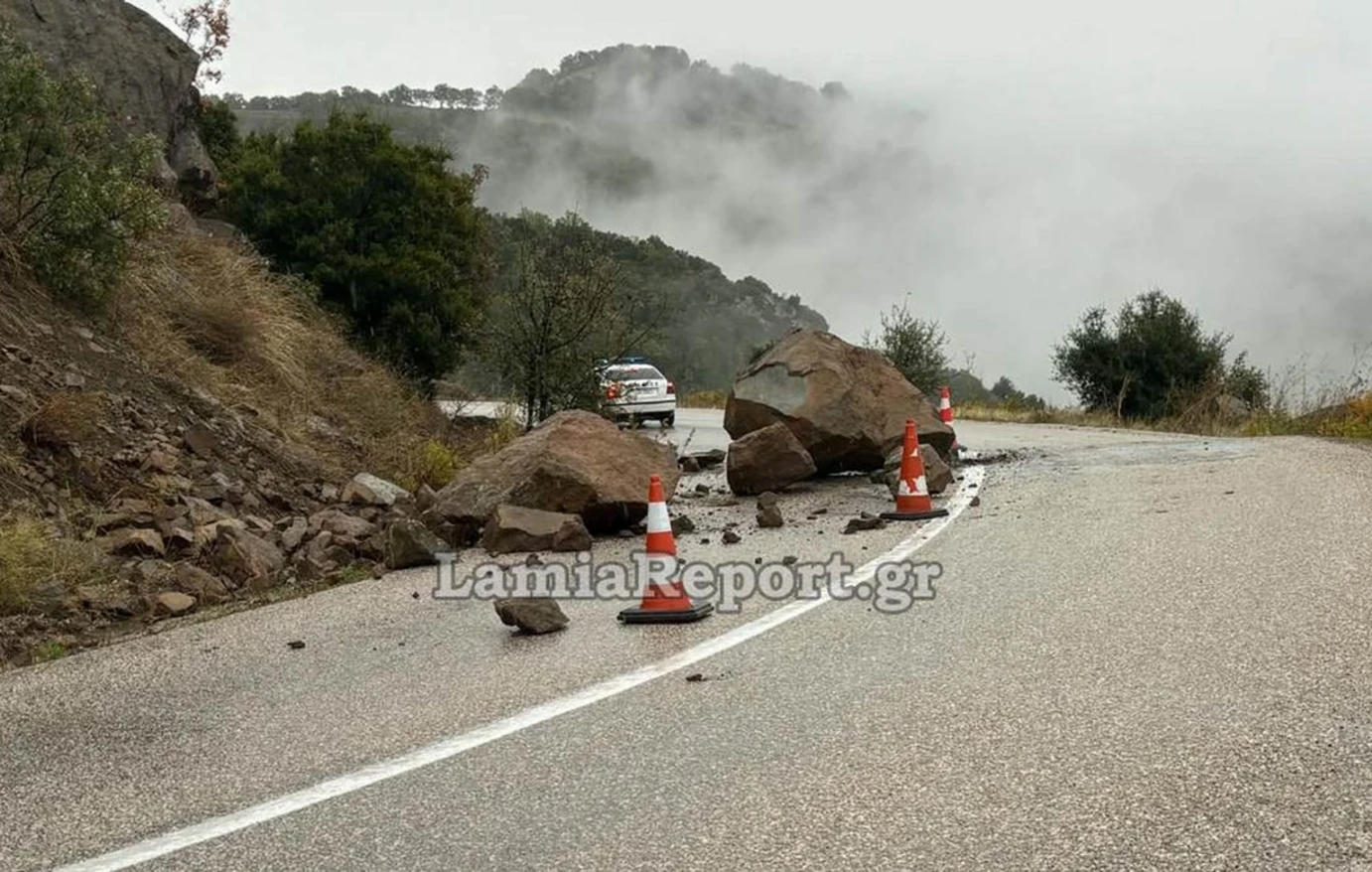Κατολίσθηση στη δυτική Φθιώτιδα: Τεράστιοι βράχοι έκλεισαν το ένα μέρος του δρόμου (φωτογραφίες)